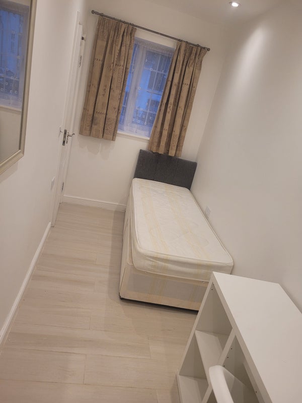 Photo 1: 1st room