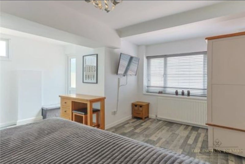 Photo 1: Bedroom