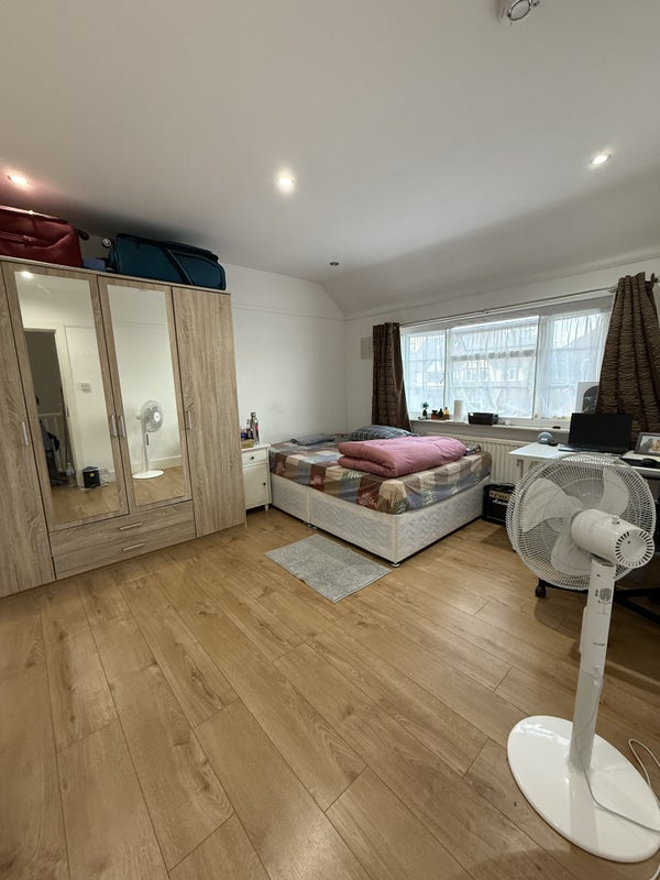 Photo 1: Double Bedroom