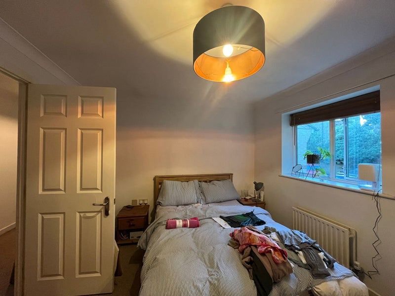 Photo 1: Ensuite room