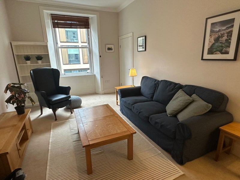 Photo 1: Lounge