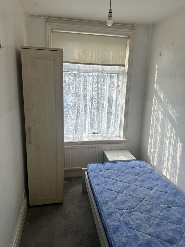 Photo 1: Single room