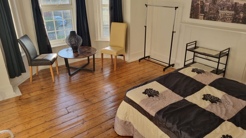 Photo 1: Bedroom