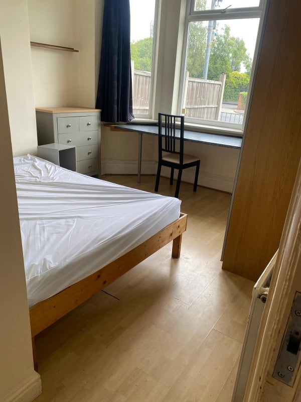 Photo 1: Double bedroom 1