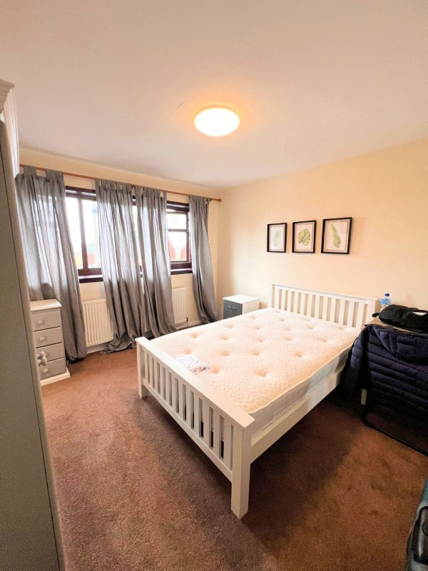 Photo 1: Room 3 En Suite