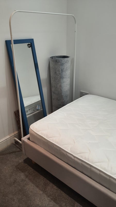 Photo 1: Bedroom