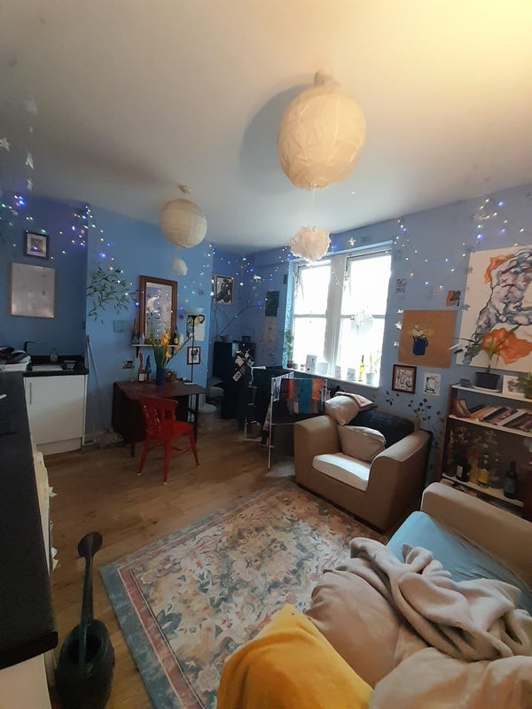 Photo 1: Livingroom/Kitchen