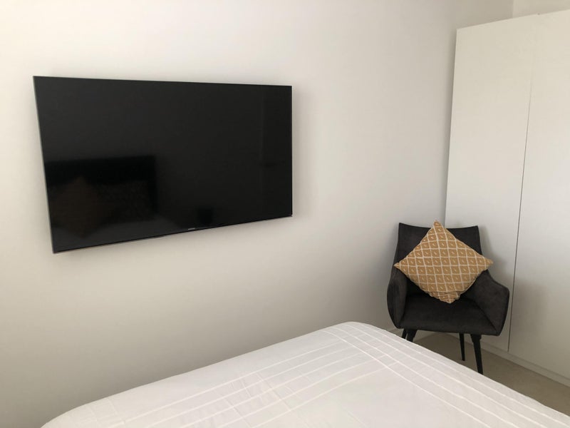 Photo 1: TV includes Netflix