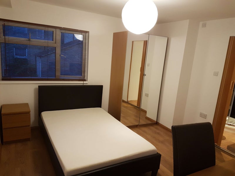 Photo 1: Double ensuite
