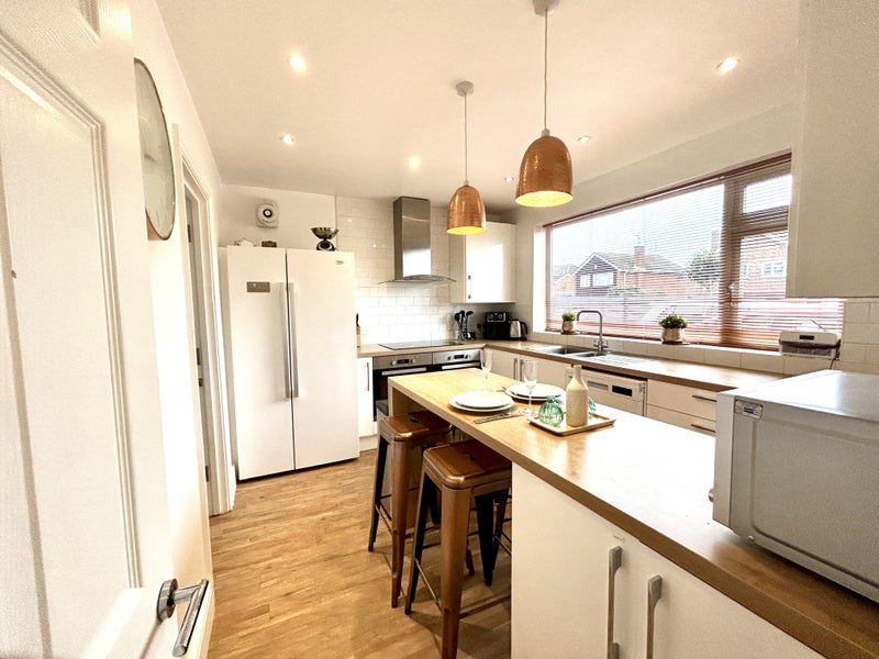 Photo 1: Fully equipped kitchen with all modern appliances