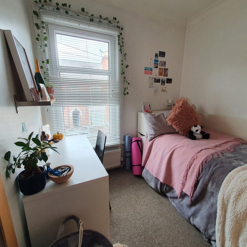 Photo 1: Bedroom 4