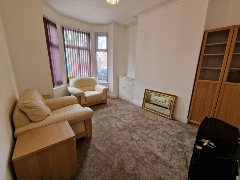 Photo 1: currently lounge - but will be 4th bedroom (£550)