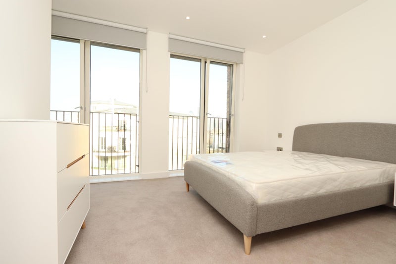 Photo 1: Room 1: 365£ a week - En-suite double room couples are welcome - 1581£ a month - available on 5th