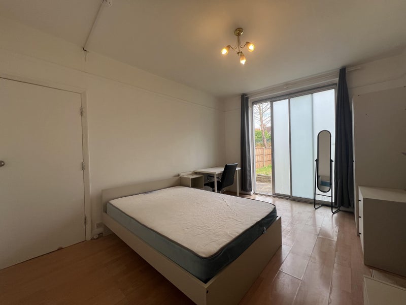 Photo 1: Room : £230 PW (Single Occupancy)