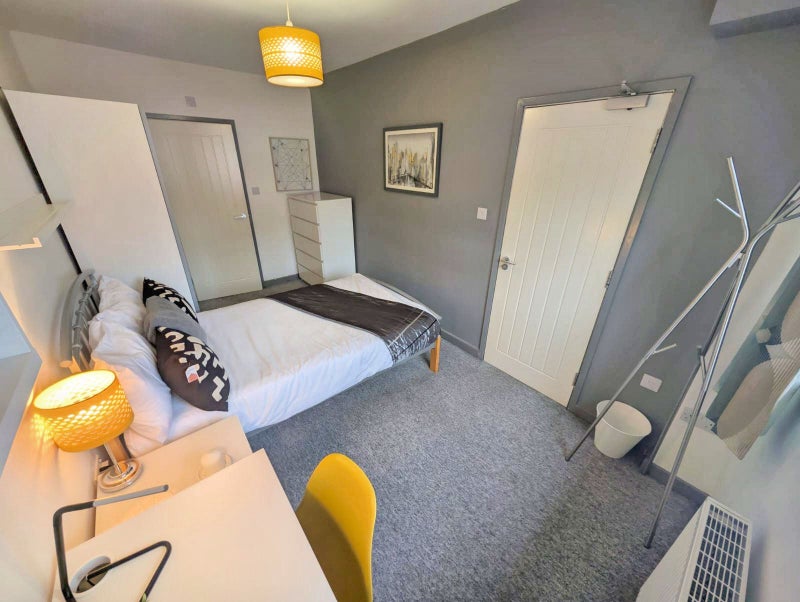Photo 1: Room 1 en suite