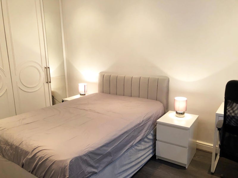 Photo 1: LARGE BEDROOM 3