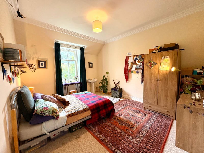 Photo 1: Double sized room