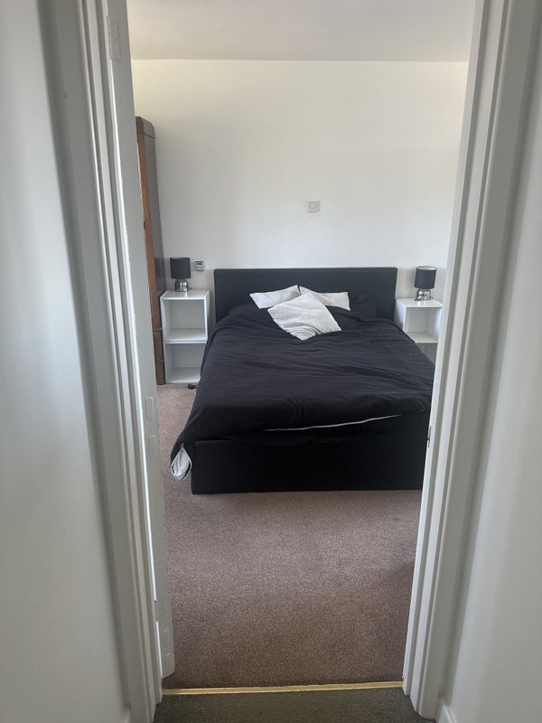 Photo 1: Double en-suite 