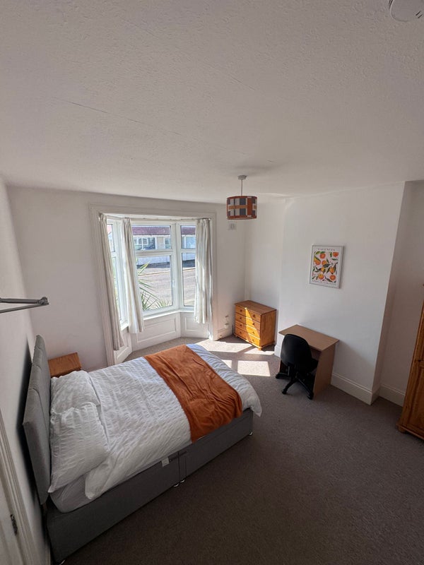 Photo 1: Bedroom 1