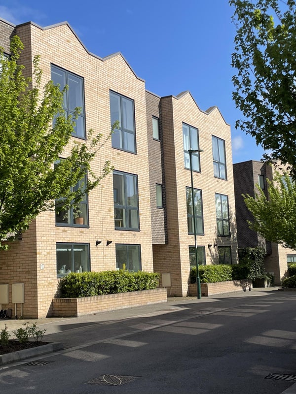 Photo 1: Modern 3 storey townhouse