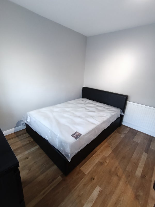 Photo 1: Bedroom