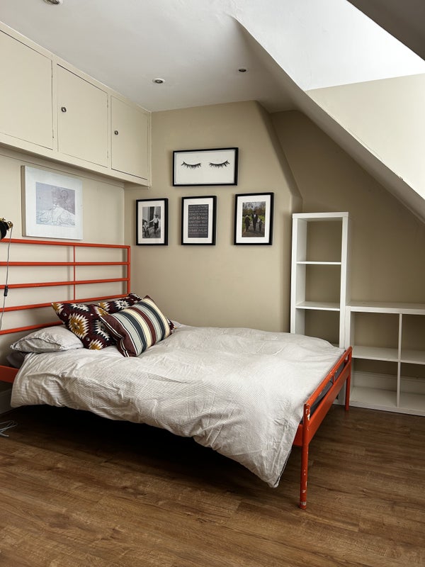 Photo 1: Double bed