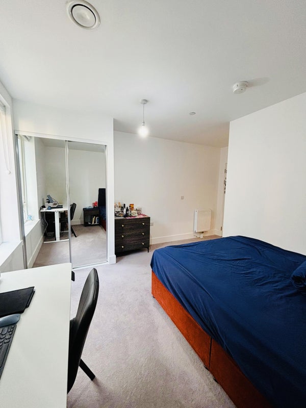 Photo 1: Bedroom
