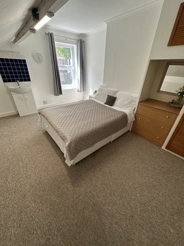 Photo 1: Room 4