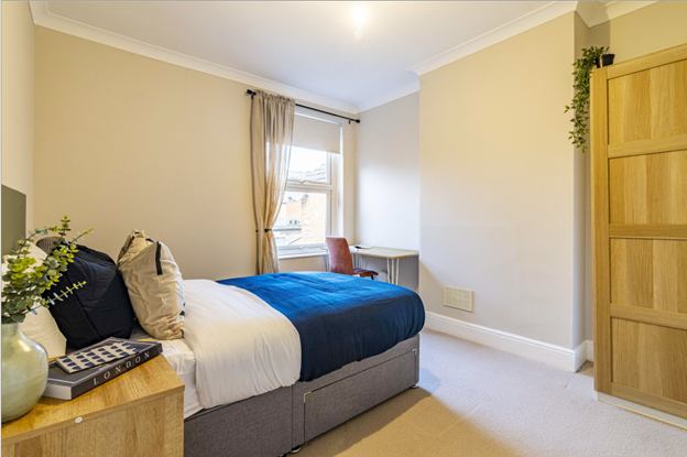Photo 1: Bedroom