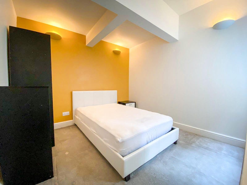 Photo 1: Room 4