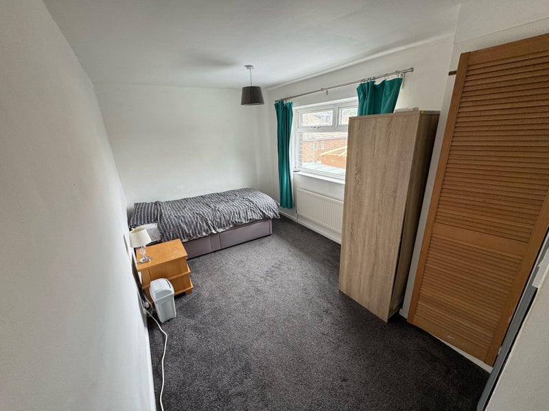 Photo 1: Double room with single bed