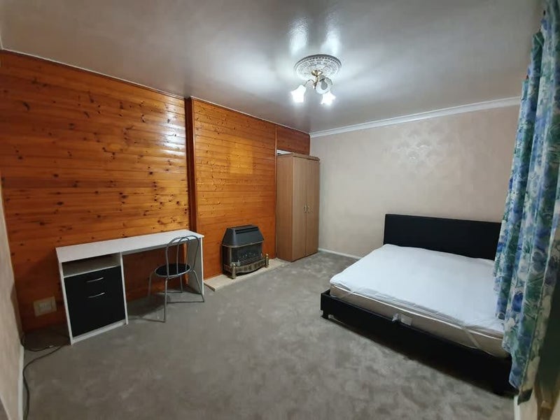 Photo 1: Room 1 - downstairs