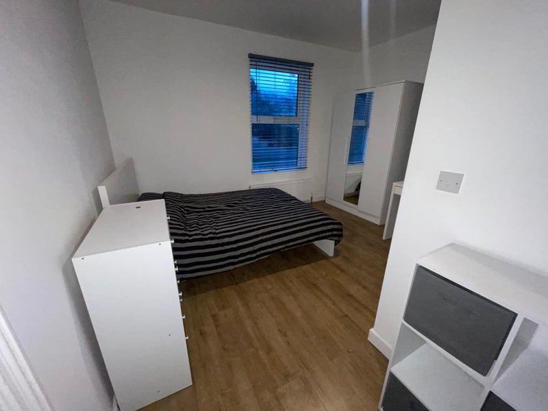 Photo 1: Room 2 - £700