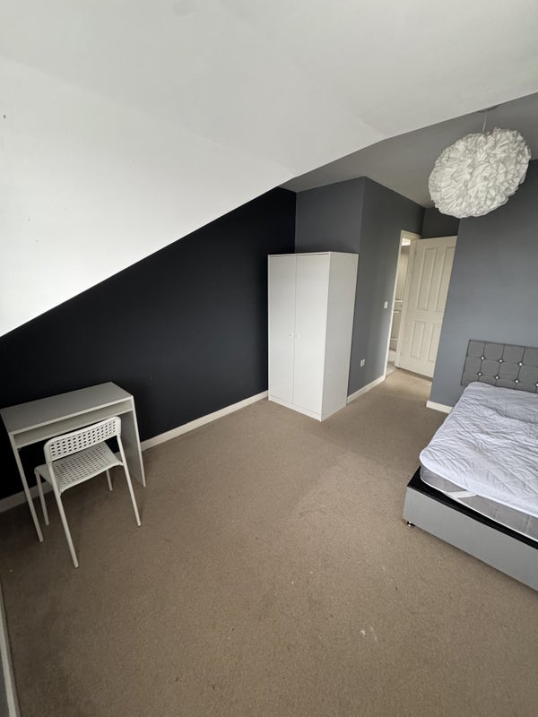 Photo 1: Ensuite Room