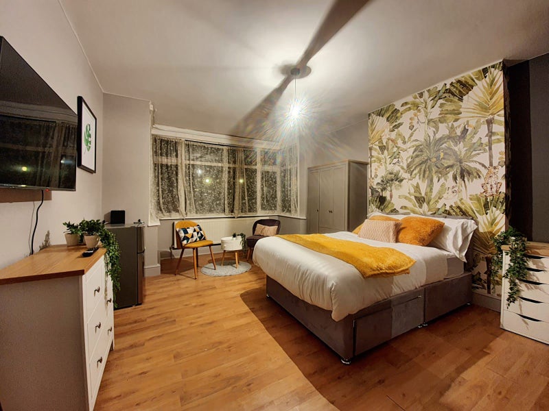 Photo 1: Room 1