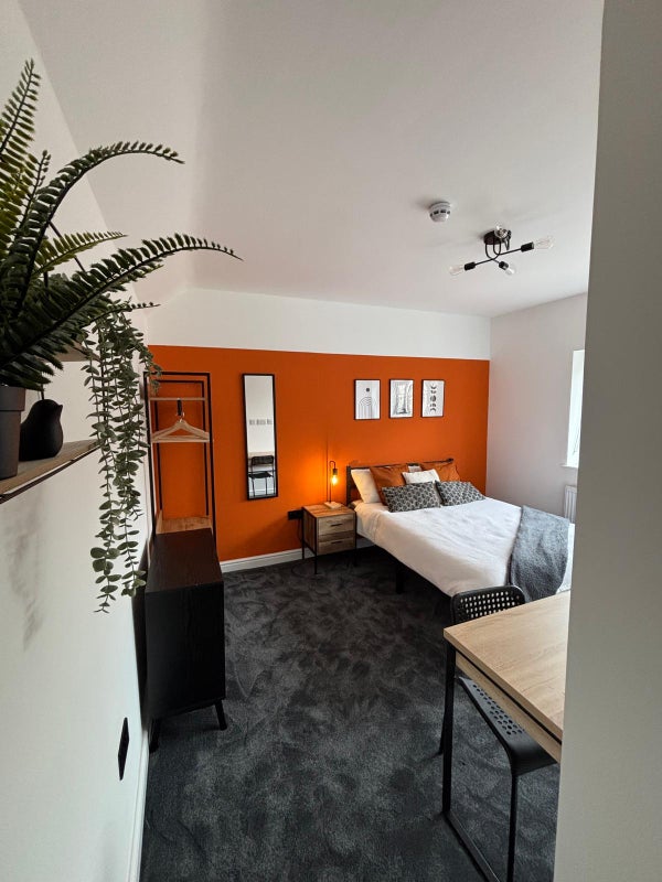 Photo 1: Room 1