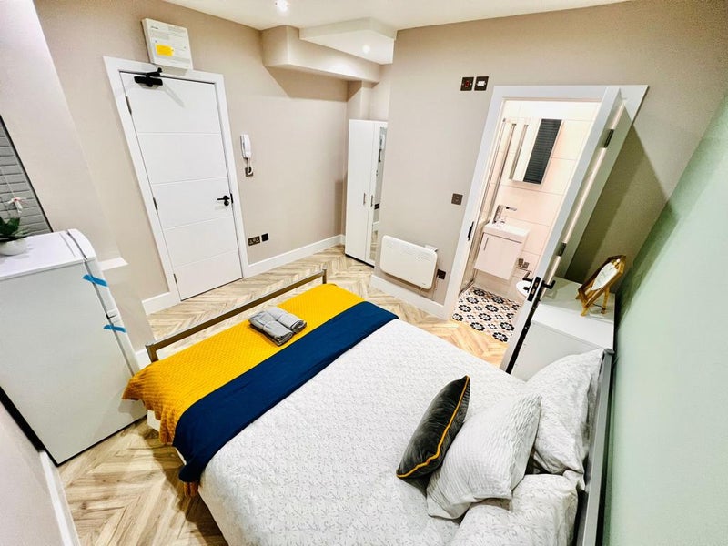 Photo 1: Ensuite 1