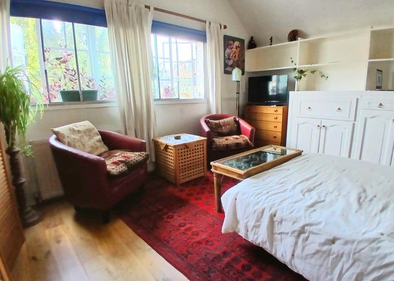 Photo 1: Bedroom & seating area