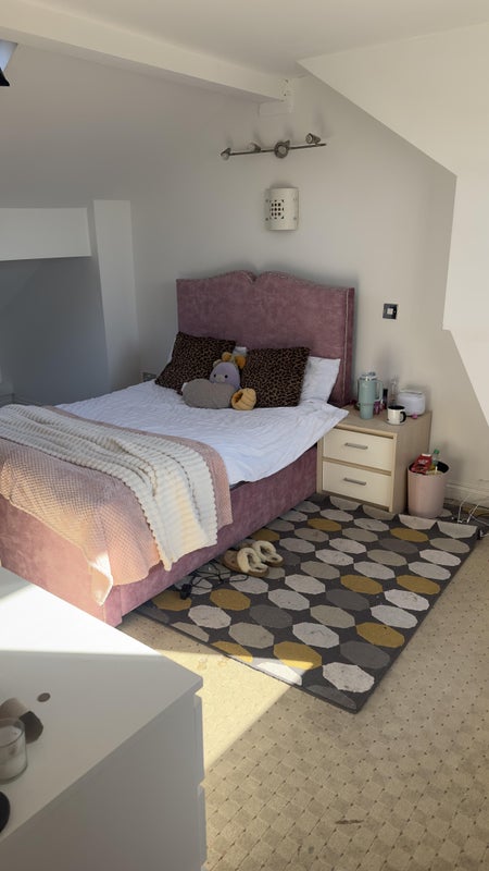 Photo 1: Room 7 
