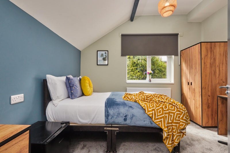 Photo 1: Room 6