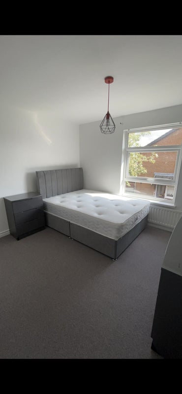 Photo 1: Large, spacious and furnished double bedroom