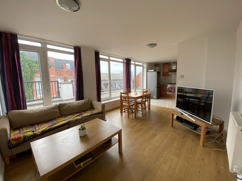 Photo 1: Living area and kitchen