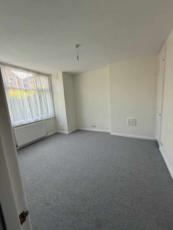 Photo 1: The room itself