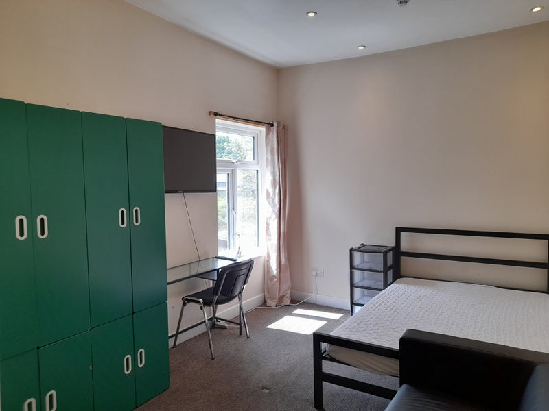 Photo 1: Double + Sofa + Smart TV + Fridge