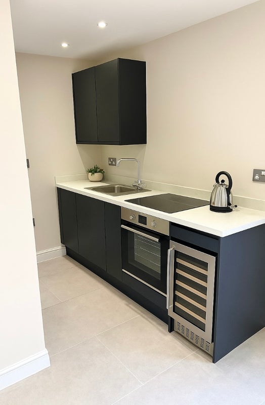 Photo 1: kitchen