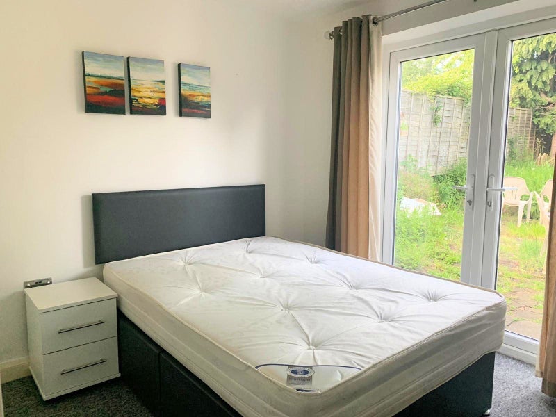 Photo 1: Room 2