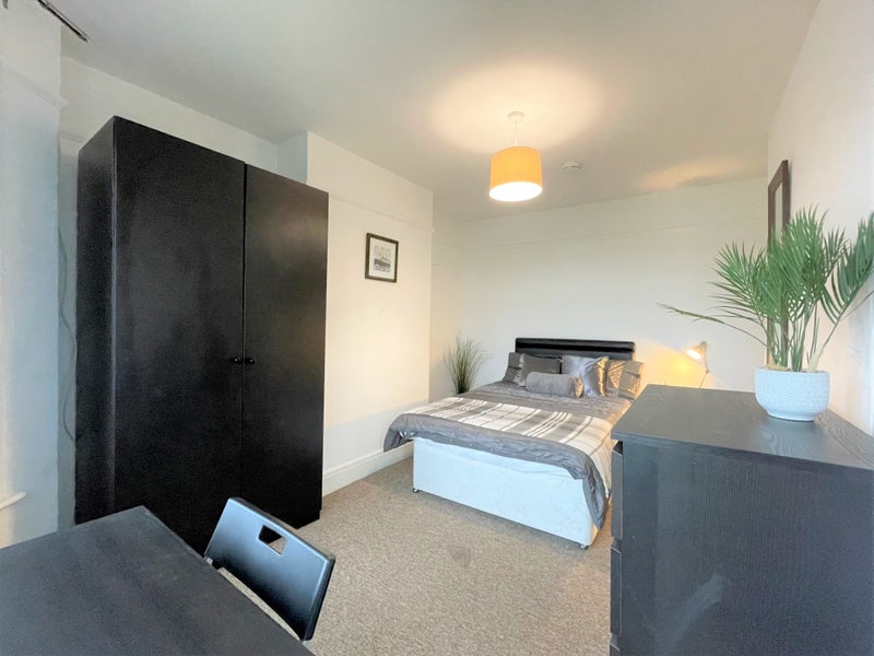 Photo 1: Room 4
