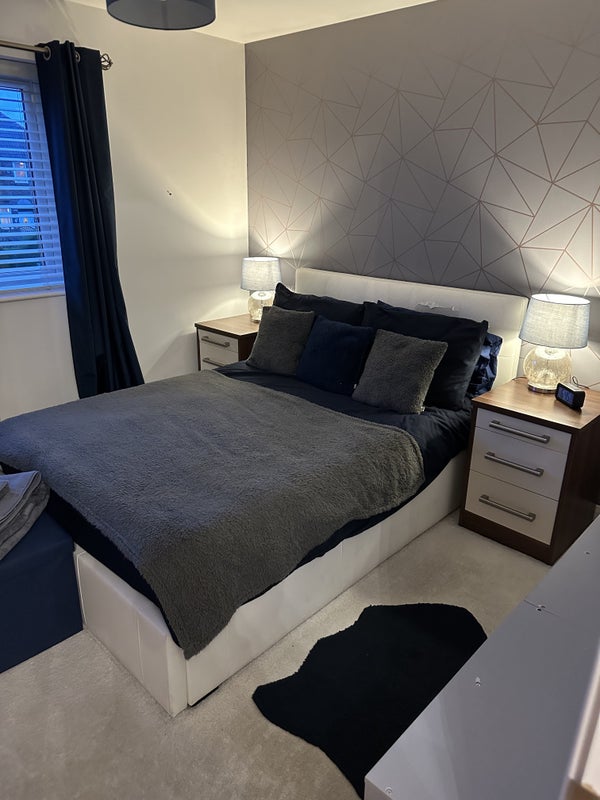 Photo 1: Bedroom