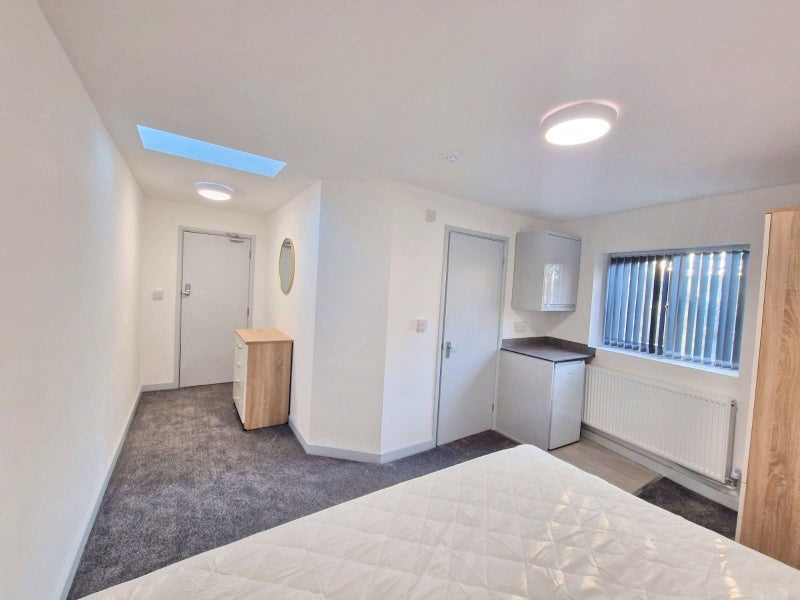 Photo 1: Room 13 En Suite