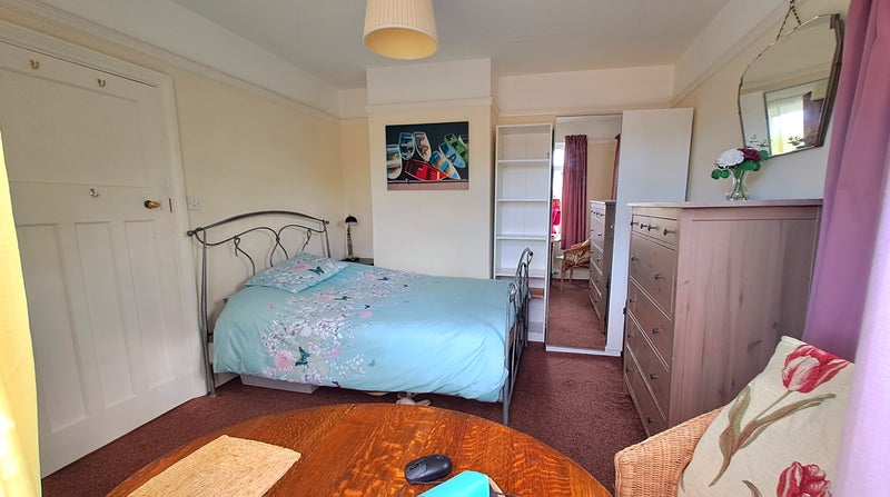 Photo 1: Bright double with two big windows